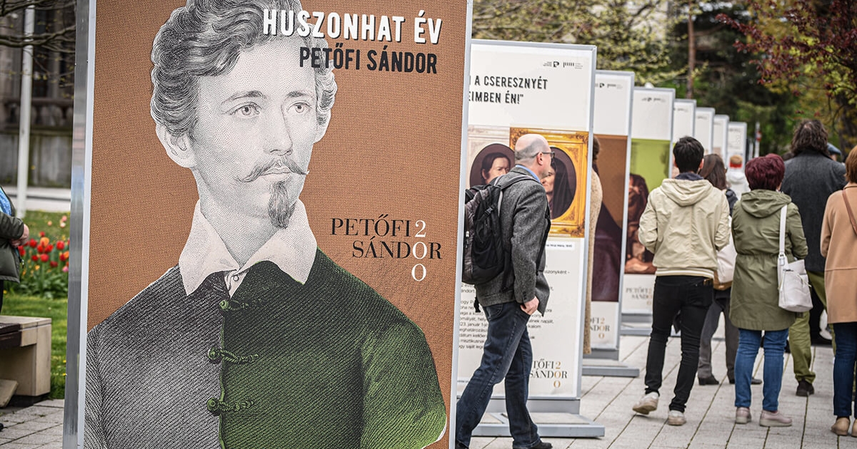 Szabadtéri tárlat nyílt a szabadságharcos költőről Csíkszeredában